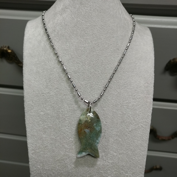 Moss Agate Fish Necklace Natural Gemstone Crystal Fish Pendant Stainless-Steel - Picture 8 of 14